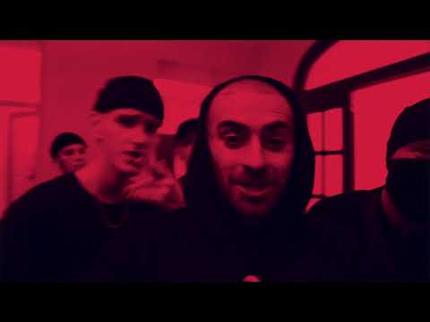 PIJE WÓDE I SŁUCHAM ICH TROJE