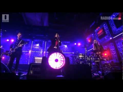 Noonie Bao - 'About to tell' // Radio 1 Sessies