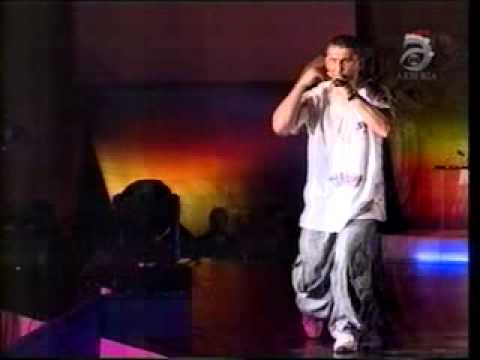 Mr Elvis ...Nen Pranga...(2001)ne Kosove live ne stadiumin e Prishtines.