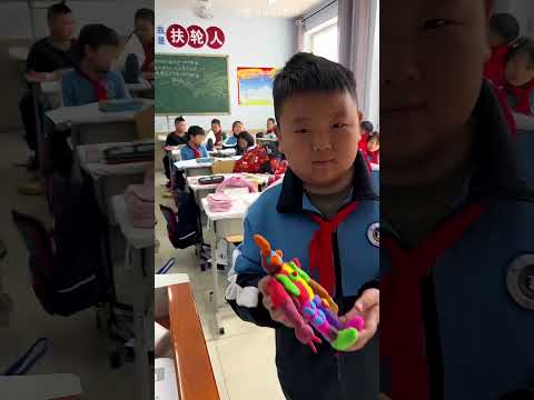 นักเรียนมอบของขวัญสุดยูนีค