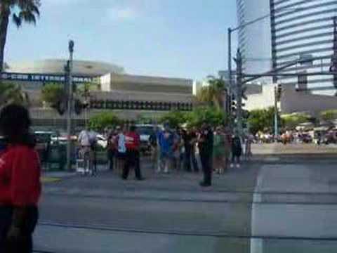 San Diego Comic Con 2007-Crossing the street