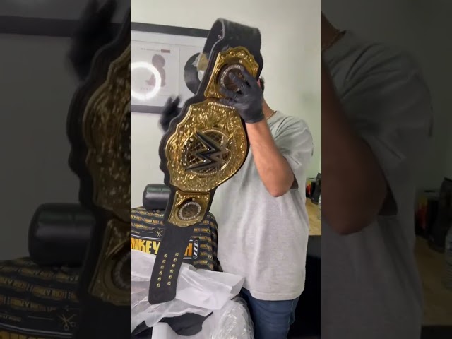 Vídeo relacionado con Réplica de cinturón de título indiscutible y mundial de lucha libre, tamaño adulto, 5 mm, 4.4 libras, 52 pulgadas