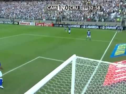 Leandro Guerreiro salva o Cruzeiro na cobrança de escanteio   Mineiro 2013
