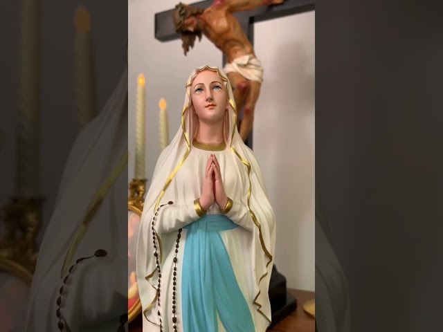 Vídeo relacionado con Aoneky Estatua de la Virgen María - Altura 30 cm, Figura Religiosa Católica de Resina, Escultura Decorativa de Nuestra Señora de Lourdes, Decoración para Hogar Altar Jardín, Regalo Bautizo Bendición