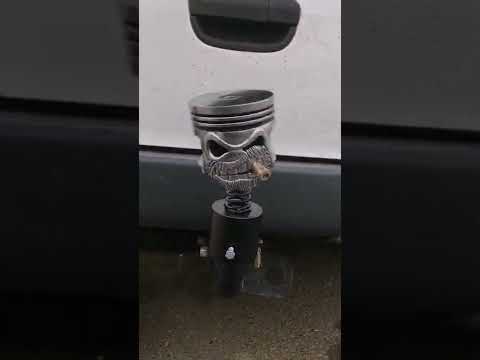 Череп из поршня на фаркоп