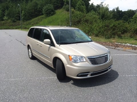 2014 Chrysler Town & Country Review