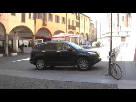 Pavia, spuntano le strisce in piazza Cavagneria: ma non sono parcheggi...