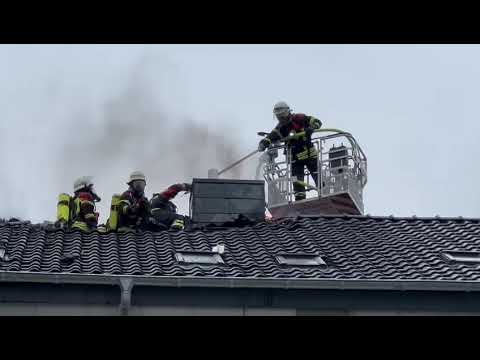 Löscharbeiten an Dachstuhl in Dudweiler