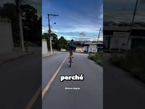 Aveva i freni rotti alla bici😳