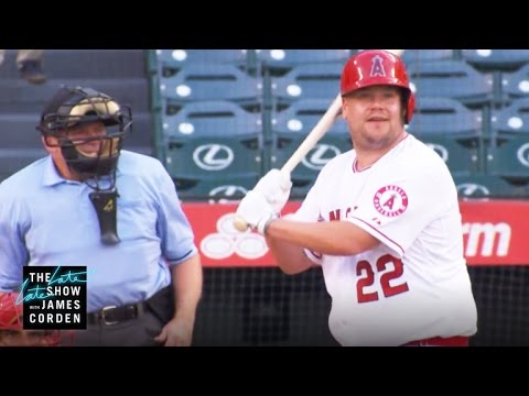 詹姆斯-科登對美國職業棒球大聯盟大開殺戒。 (James Corden Takes a Swing at Major League Baseball)