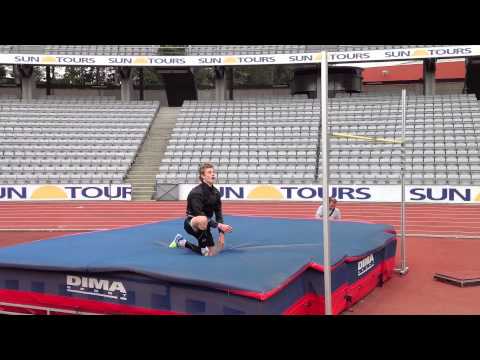 Jonas Kløjgaard jumps 220 cm on a 10 cm box