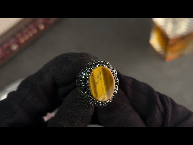 خاتم رجالي فضة بحجر عين النمر بتفاصيل هندسية بارزة