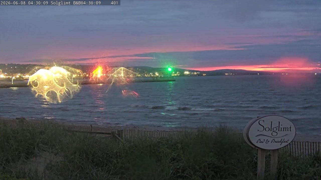 Live webcam view of Duluth Ship Canal Beach Cam