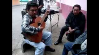 preview picture of video 'Con cartitas Los Muecas canta Pancho Mendoza ex mueca.'