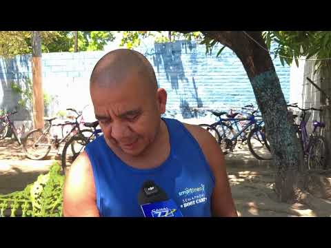 Comerciantes de Puerto el Triunfo ofertan mariscos a los turistas.