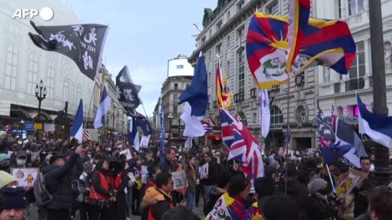 Proteste a Londra contro la nuova ambasciata cinese
