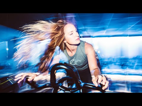 How To FREEZE MOTION in photos using a FLASH