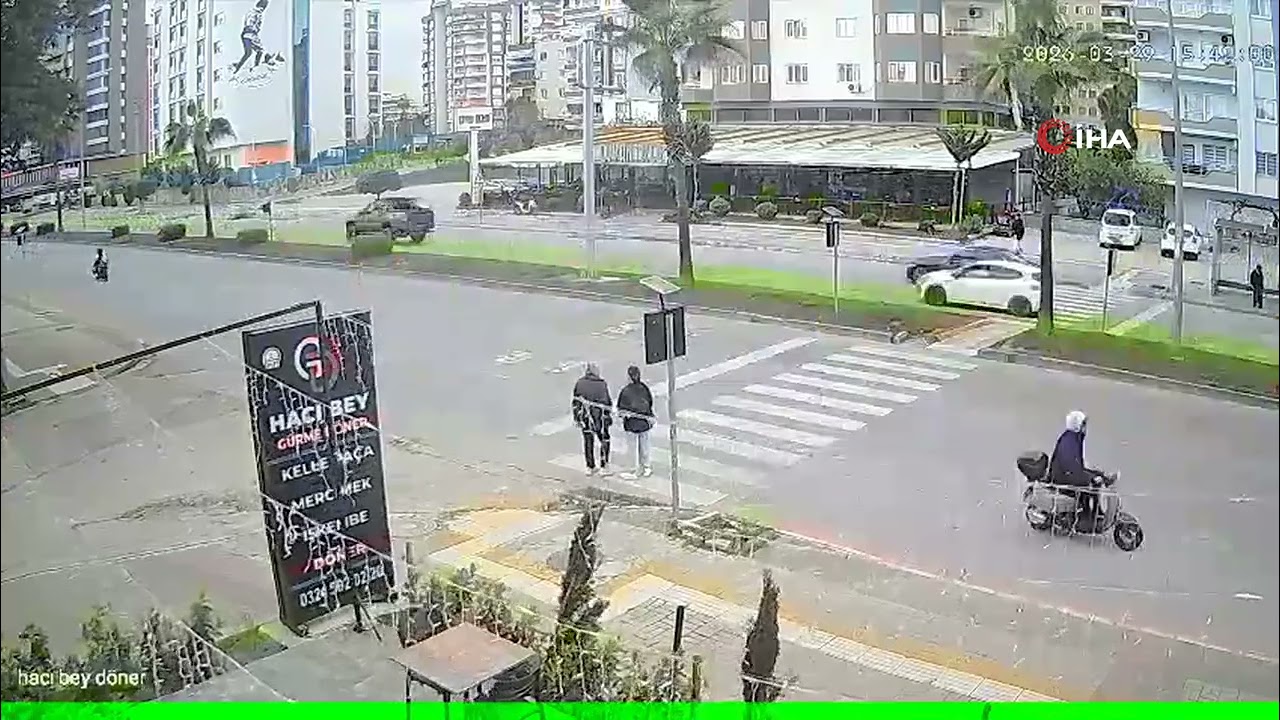 Motokurye kız çocuğuna çarptı, o anlar güvenlik kamerasında