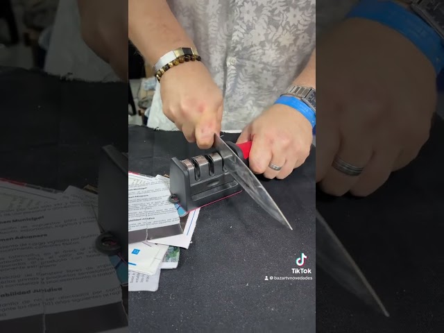 Vídeo relacionado con Afilador de Cuchillos Profesional 3 Etapas, Afilador Manual Inteligente para Cuchillos y Tijeras de Cocina, Mango Ergonómico y Base Antideslizante, Alternativa a Piedra de Afilar Cuchillos