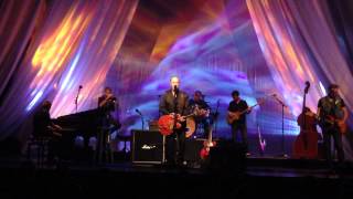 Rowwen heze ' november ' tijdens 'n Hemel op aarde theathertour