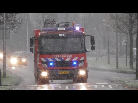 (Sneeuw) Prio 1 Brandweer TS 21-3131 en HW 21-3151 met spoed naar Woningbrand in Oss