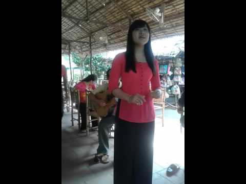 Four Dep Gai and One Dep Trai are singing Vietnamese folk songs.