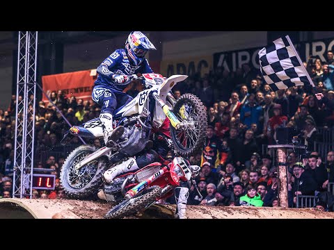 Rider gets hit in the head during final | FIM SuperEnduro