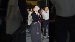 Download lagu Tibetan dancing girl braids her hair, a beautiful sight mp3