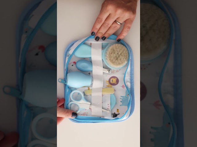 Vídeo relacionado con Sevilla FC - Neceser Escolar Infantil Mediano con Asa, Neceser Infantil, Adaptable a Carro, Fácil Limpieza, Cómodo y Versátil, Calidad y Resistencia, 26x12x15 cm