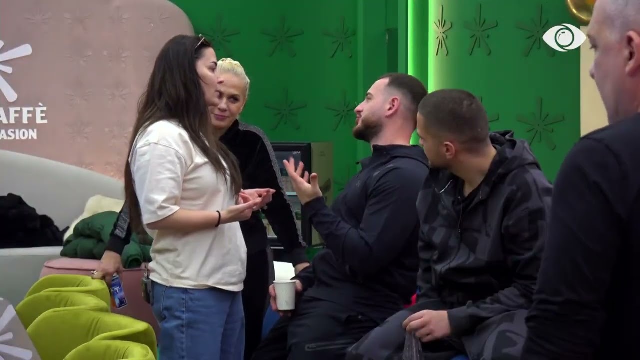 “Ulu atje dhe më admiro nga larg”/ Vijon debati mes Rozanës dhe Xumit: Pse largohesh?