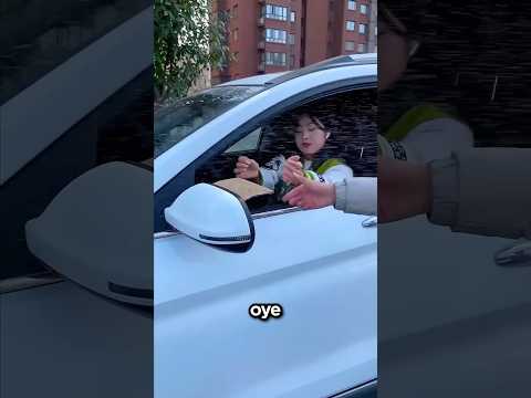 Ella Solo Quería Proteger Su Coche De La Lluvia 🤩💦