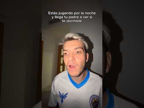 Estás jugando por la noche y llega tu padre a ver si te dormiste🤣