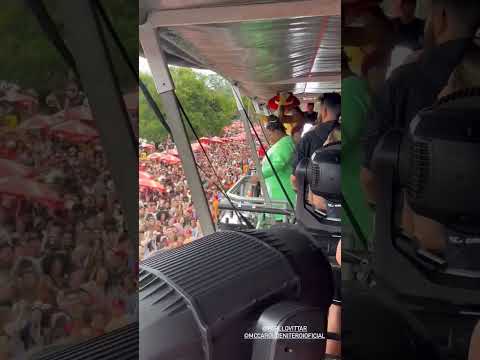 Pabllo Vittar e MC Carol performando juntas “Descontrolada", no #BLOCODAPABLLO em São Paulo.