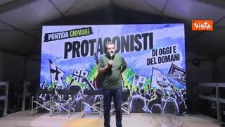 Parte coro «Remigrazione! Remigrazione!» durante discorso di Salvini sul palco di Pontida Giovani