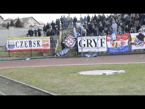 Chojniczanka - Arka Gdynia. Podarta flaga Piasta Człuchów.