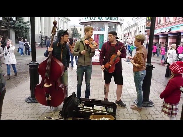 В центре Казани уличные музыканты спели песню «Такого, как Путин»