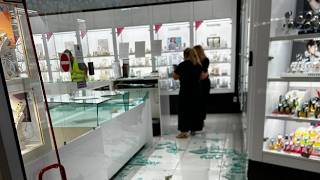 Sant'Angelo Lodigiano, le immagini del colpo alla gioielleria del centro commerciale ripreso dai ...