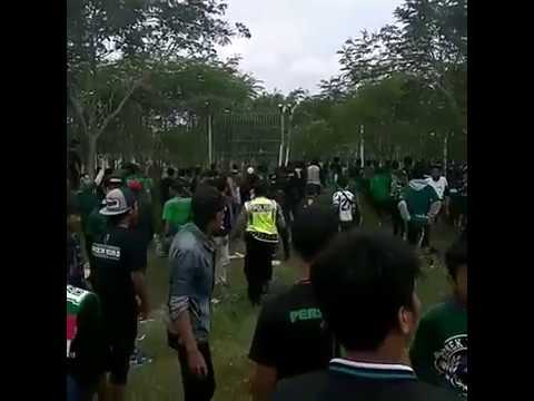 BENTROKAN BONEK VS PENDEKAR DI LUAR STADION JEMBER 04-10-2017