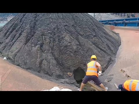 Unloading alluvial sand in the middle of the rain, the work becomes more difficult