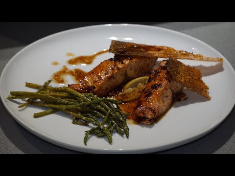 SAUMON AU BEURRE NOIR, MIEL, AIL ET SA PEAU CROUSTILLANTE