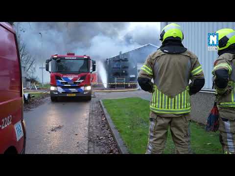 Dikke rookwolken en explosies bij grote brand in Nieuwkoop