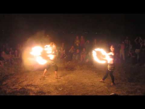 Фаер шоу выступление и танец девушек с огненными веерами