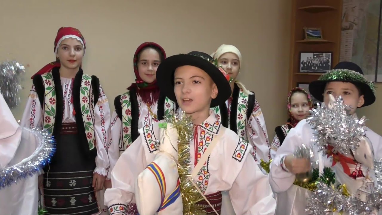 Colindători la Primăria com. Stăuceni 