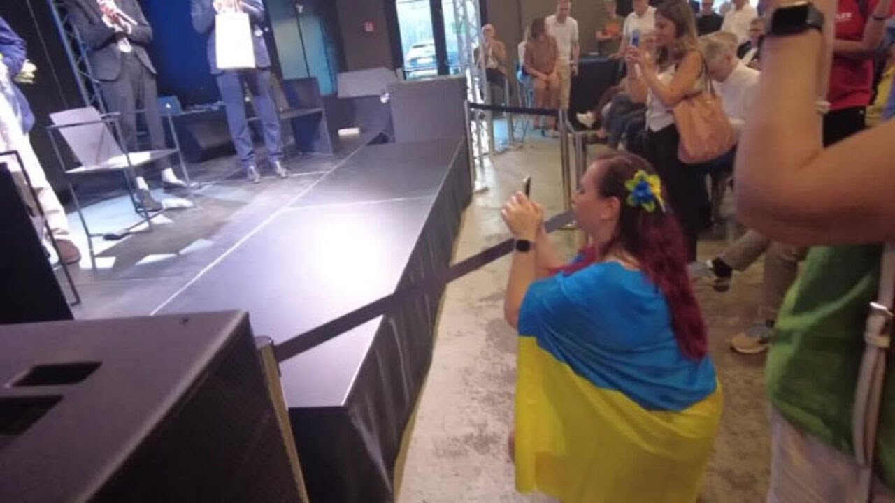 Una donna Ucraina a Calenda: "Ho fatto Instagram solo per lei"