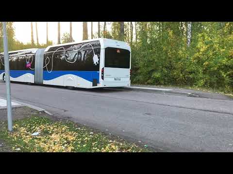 Svealandstrafiken 7095 åker iväg från hållplats Edströmska Gymnasiet