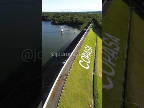 barragem de juramento quase vertendo.