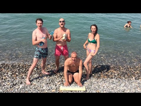 Les aventures de Monokini à la plage, épisode 3 !
