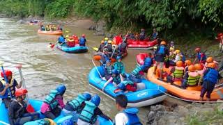 preview picture of video 'Air Sungai Warna Warni itu ternyata SMAIT NURUL 'ILMI JAMBI beraktivitas Rafting Geopark Merangin'