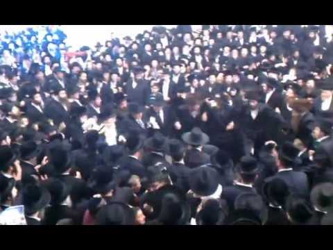 Thousands Join Rebbe Of Bobov In Hachnosas Sefer Torah, Chanukas Habayis Celebration
