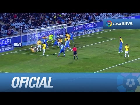 Córner cerrado de Pedro León que saca bajopalos Abraham